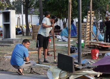 Migrantes que vivían en campamento de la Venustiano Carranza fueron trasladados al Parque Guadalupe; esperan ser instalados en albergues