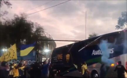 El hostil recibimiento a los Pumas en el estadio Azteca