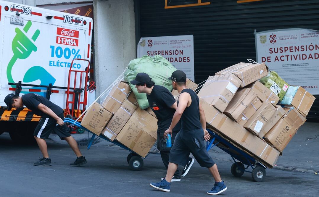 Productos chinos de Izazaga 89 son trasladados a bodegas. Foto: Fernanda Rojas/EL UNIVERSAL