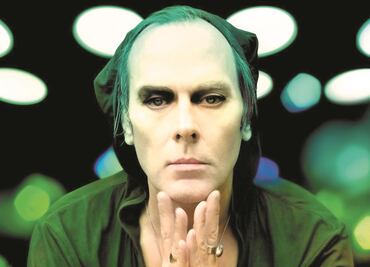 Expulsan a Peter Murphy de su concierto por aventar botellas al público