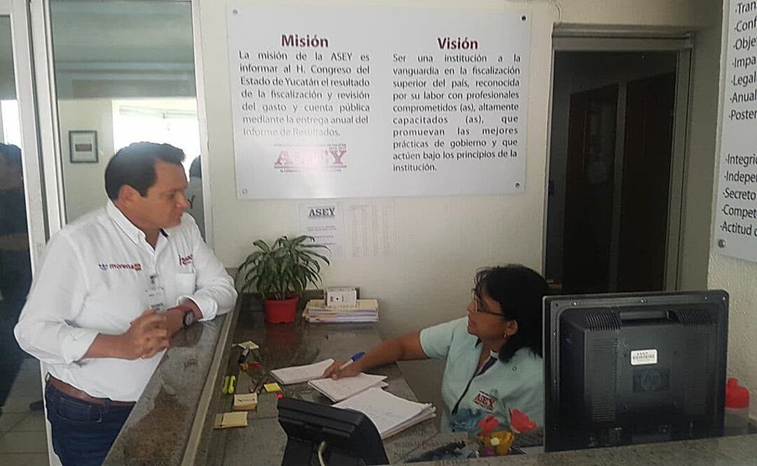 El candidato de Morena, PES y PT, Joaquín Díaz Mena, presentó ante la Auditoria Superior de Yucatán documentos de un supuesto desvío de recursos del Ayuntamiento de Mérida, de extracción panista. Foto: Cuauhtémoc Moreno Cabrera / EL UNIVERSAL