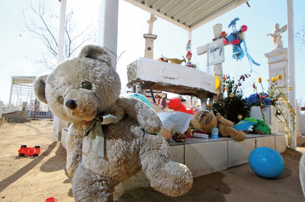 En la tumba de Carlitos hay una fotografía a blanco y negro; ositos de peluche, flores, un muñeco e incluso una moto de juguete. (AMALIA ESCOBAR. EL UNIVERSAL)