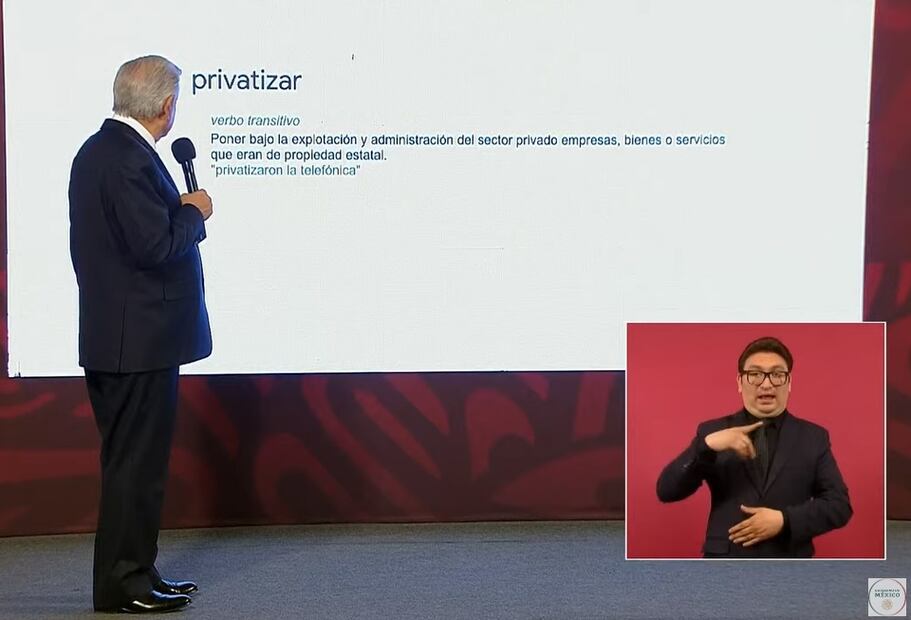 AMLO lee lo que significa privatizar. Foto: Captura d epantalla.