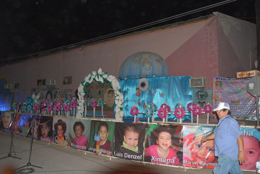 Frente a las instalaciones de la estancia infantil el Movimiento Cinco de Junio con profundo dolor recordaron a sus hijos (Amalia Escobar. EL UNIVERSAL)