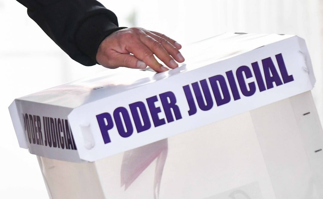 Ciudadanos emiten su voto para el Proceso Electoral Local Extraordinario de la Elección del Poder Judicial 2024-2025 en la casilla ubicada en la Escuela República Española de la alcaldía Iztacalco. (01JUNIO2025). Foto: Mario Jasso/ Cuartoscuro