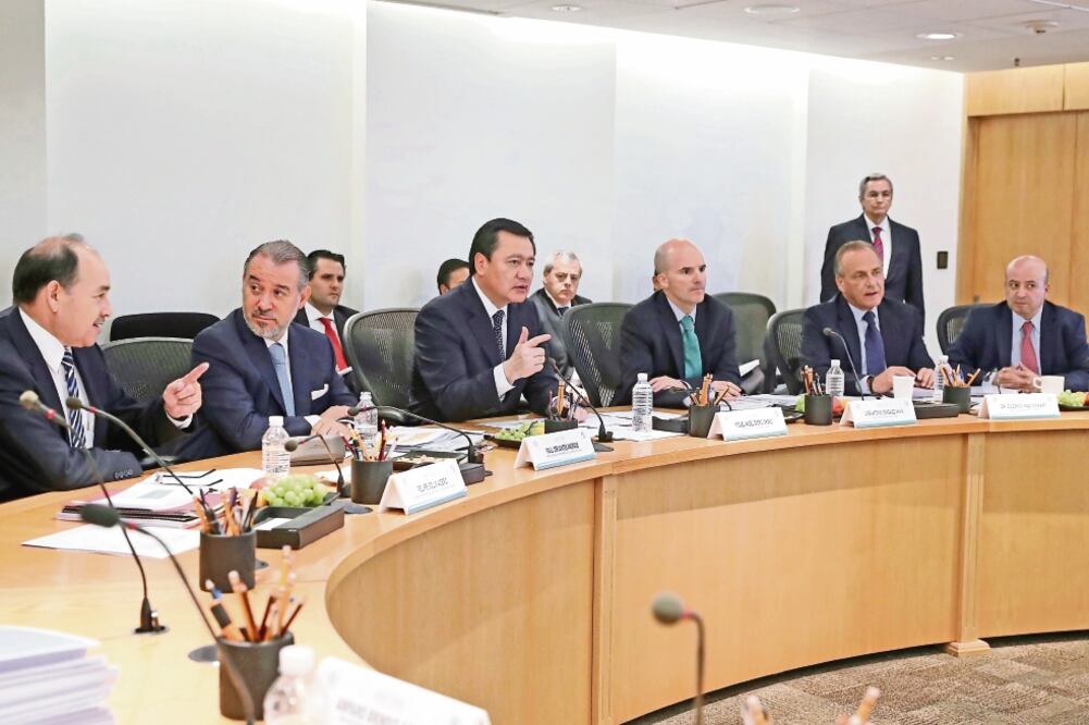 El titular de la Segob, Miguel Ángel Osorio Chong; el titular de la PGR, Raúl Cervantes Andrade, y el director general de Pemex, José Antonio González Anaya, comparecieron ante la Comisión Bicamaral de Seguridad Nacional (LUCÍA GODÍNEZ. EL UNIVERSAL)