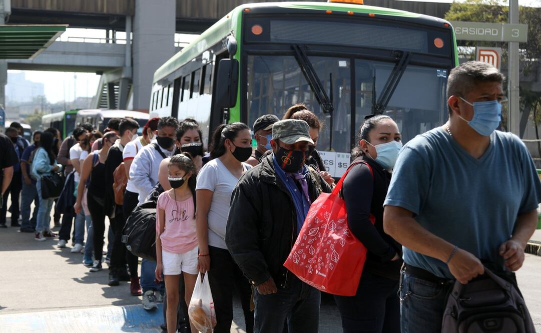 En las unidades de transporte facilitadas por el Gobierno para el servicio emergente de la Línea 3, EL UNIVERSAL se percató de que el número de usuarios no permite mantener la sana distancia dentro de los camiones. Fotos: Carlos Mejía. EL UNIVERSAL