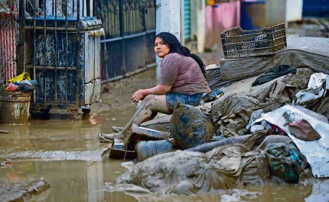 En Álamo, Veracruz, cientos de familias siguen viviendo entre el lodo y los escombros tras las fuertes lluvias que provocaron esta devastación. Foto: Carlos NAVA / CUARTOSCURO