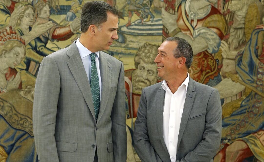 El rey Felipe con Joan Baldoví, portavoz de Compromís, en la segunda jornada de consultas (Foto: EFE)
