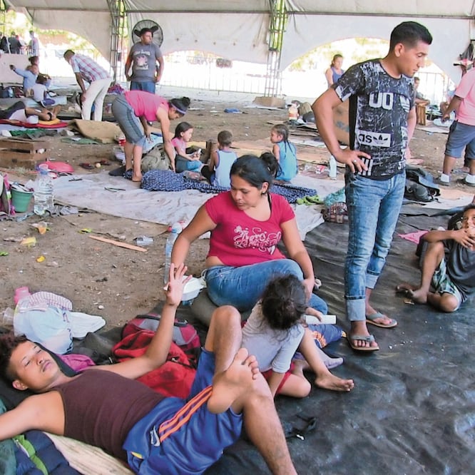 Familias de migrantes que se encuentran en Tapachula decidieron descansar ayer y recuperarse luego de una caminata de más de 14 horas. MA. DE JESÚS PETERS. EL UNIVERSAL