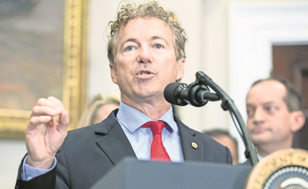 El senador republicano por Kentucky Rand Paul, uno de los grandes críticos de la Obamacare, al hablar en Washington del decreto que firmó ayer Trump. (MICHAEL REYNOLDS. EFE)