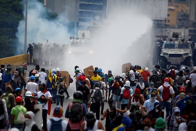 Policía venezolana frena con gases marcha opositora en Caracas