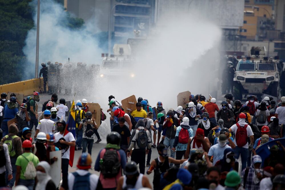 La policía venezolana y opositores protagonizaron un nuevo choque en las calles durante una protesta contra Nicolás Maduro.(Foto: Reuters)