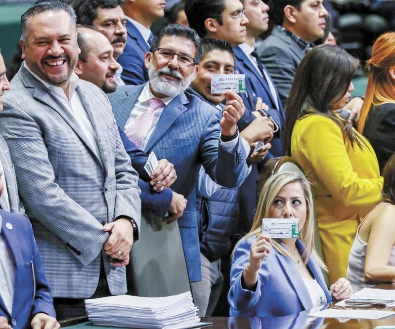Los diputados de la bancada del PAN iniciaron la protesta en San Lázaro, porque en medio de la pandemia de coronavirus y la crisis económica por la caída del petróleo, a Morena sólo le importa la rifa del avión presidencial. DIEGO SIMÓN SÁNCHEZ. EL UNIVER