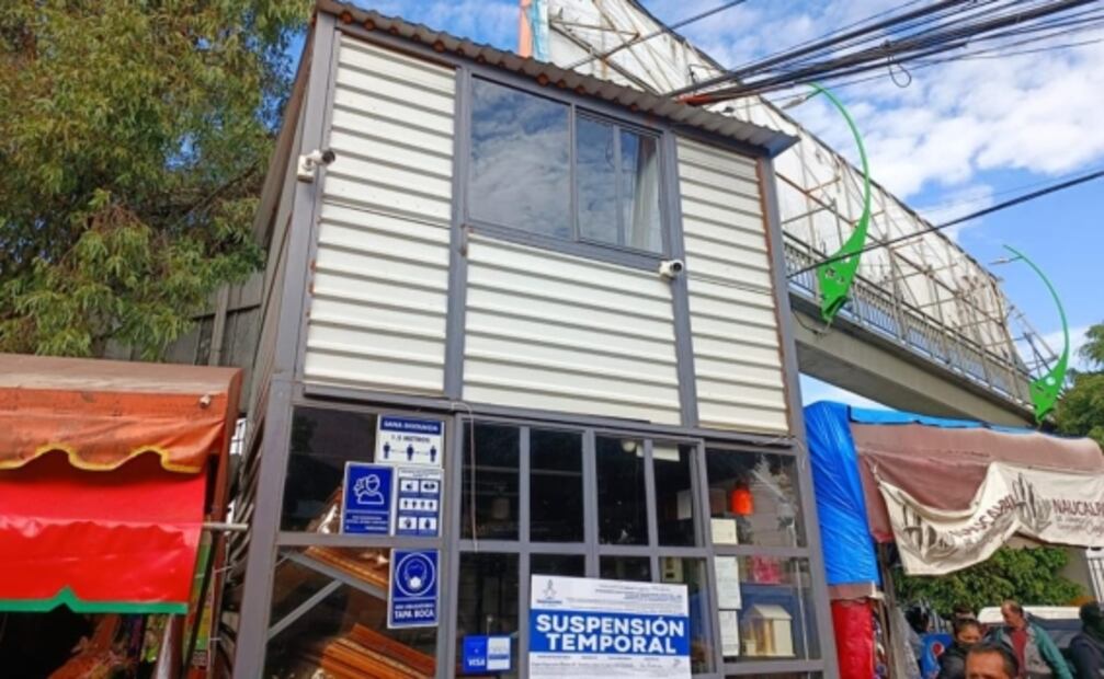 Retiran "oficina y baño callejeros" colocados encima de puesto de ataúdes en Edomex