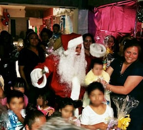 Visita Santa Claus a hijos de internas de Santa Martha