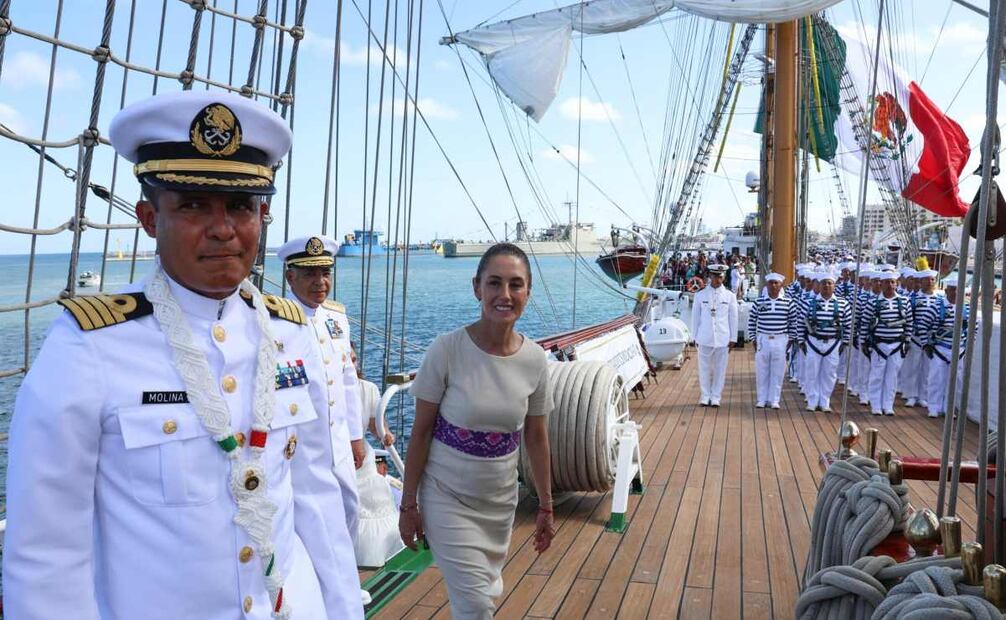 La presidenta Claudia Sheinbaum Pardo aborda el Buque Escuela Cuauhtémoc. Foto: Especial.