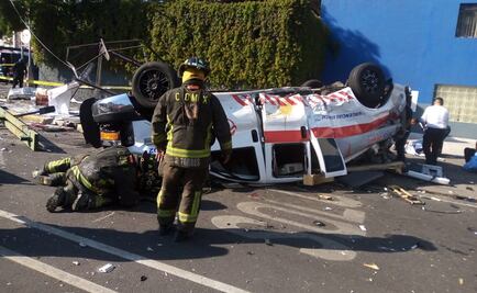 Ambulancia choca y vuelca en Eje Central; hay 3 lesionados 
