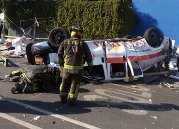 Ambulancia choca y vuelca en Eje Central; hay 3 lesionados