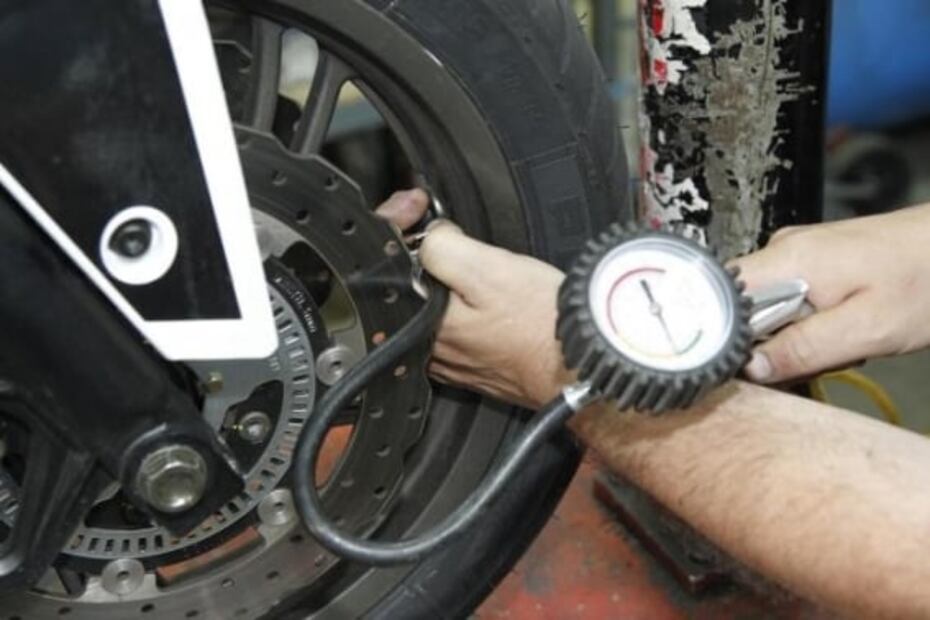 Cinco sencillos pasos para cambiar la llanta de una moto