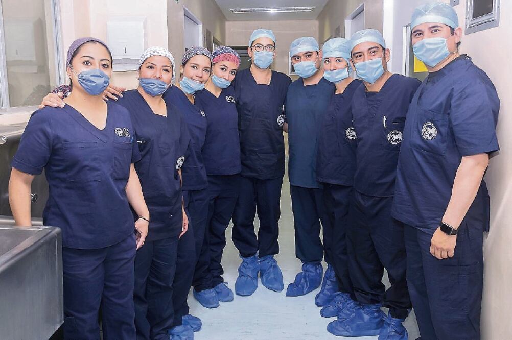 Cirujanos trasplantólogos, anestesiólogos y enfermeras realizaron la cirugía de trasplante de riñón a cuatro parejas de pacientes y donadores (CORTESÍA HOSPITAL JUÁREZ DE MÉXICO)