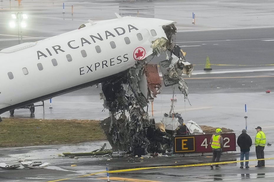 Funcionarios investigan el accidente de un avión de Air Canada con un camión de bomberos, en el aeropuerto LaGuardia, en Nueva York, la noche del domingo 22 de marzo de 2026. FOTO: SETH WENIG. AP