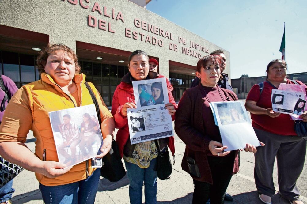 Érika Aranda, segunda de izquierda a derecha, sufrió trabas para abrir un expediente por la desaparición de su hija Ximena en mayo de 2018. Fue una de las mujeres que acudió a la reunión con el fiscal para exponer más feminicidios (JORGE ALVARADO. EL UNI)