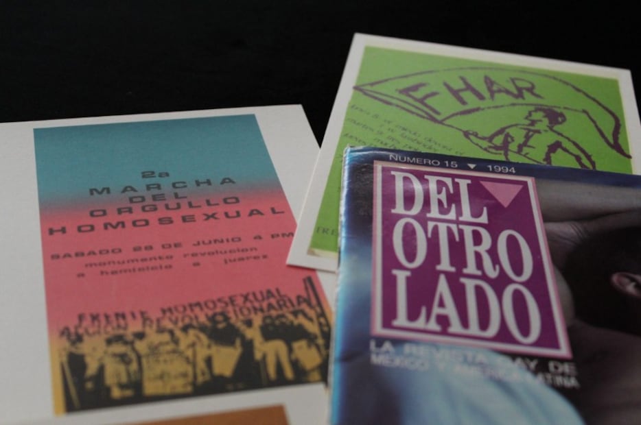 Postales a la venta para apoyar el Atlas Histórico de los Movimientos de Liberación Homosexual y LGBTTTIQ+ en México. De izquierda a derecha: cartel de la Segunda Marcha del Orgullo Homosexual (1980), cartel de la Semana Cultural del FHAR (1980) y ejemplar de Del Otro Lado, núm. 15 (1994).  Crédito: Cortesía