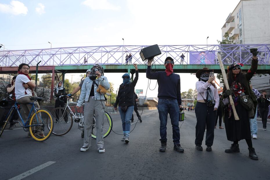 Manifestantes bloquean Calzada de Tlalpan; denuncian presunto abuso policial en manifestación previo al partido entre México y Portugal. (Foto: Gabriel Pano/ EL UNIVERSAL)