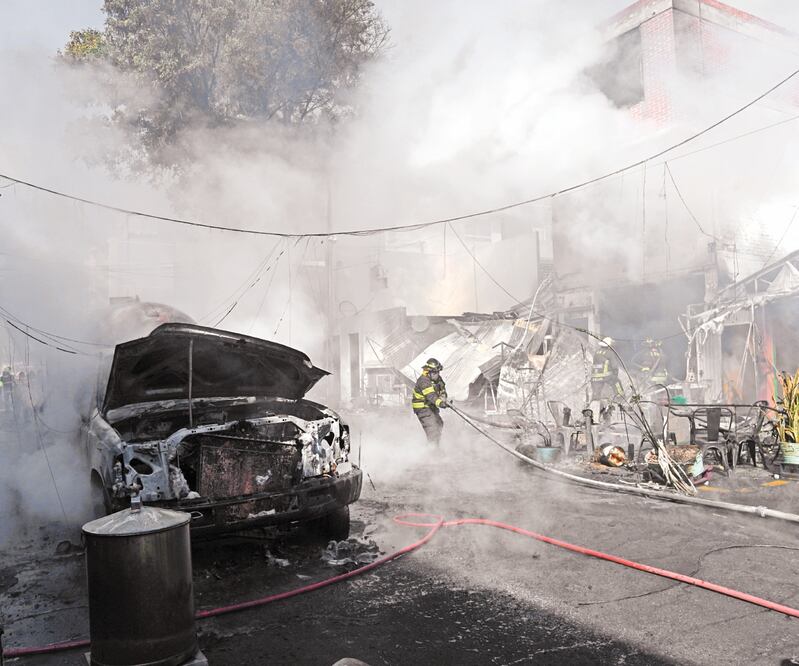 Alrededor de las 9:30 horas, personal de Protección Civil, policías capitalinos y bomberos fueron alertados por el incendio en la alcaldía Venustiano Carranza. La fiscalía inició la investigación. FOTOS: ARMANDO MARTÍNEZ. EL UNIVERSAL