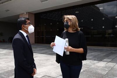 Jóvenes abogados esperan en San Lázaro a nuevos diputados para entregar su currículum