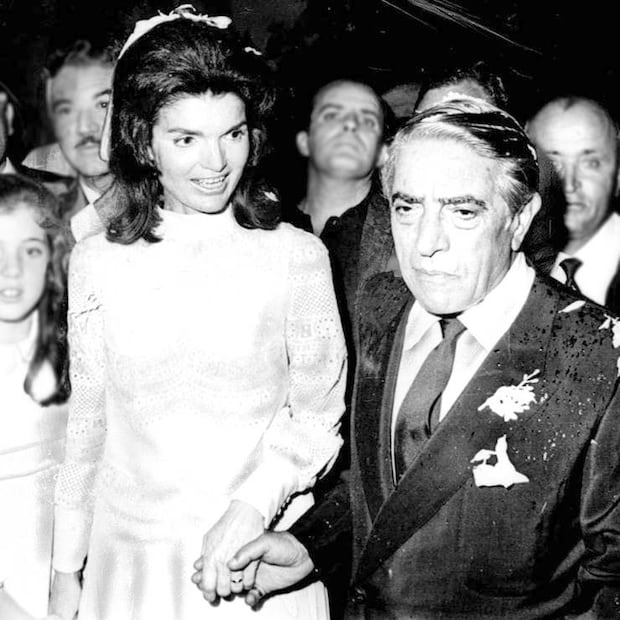 Jackie Kennedy Onassis de la mano de su segundo esposo, Aristóteles, el día de su boda en la isla griega de Scorpios. Su matrimonio causó revuelo en la sociedad y la política de Occidente. AP FILE PHOTO.