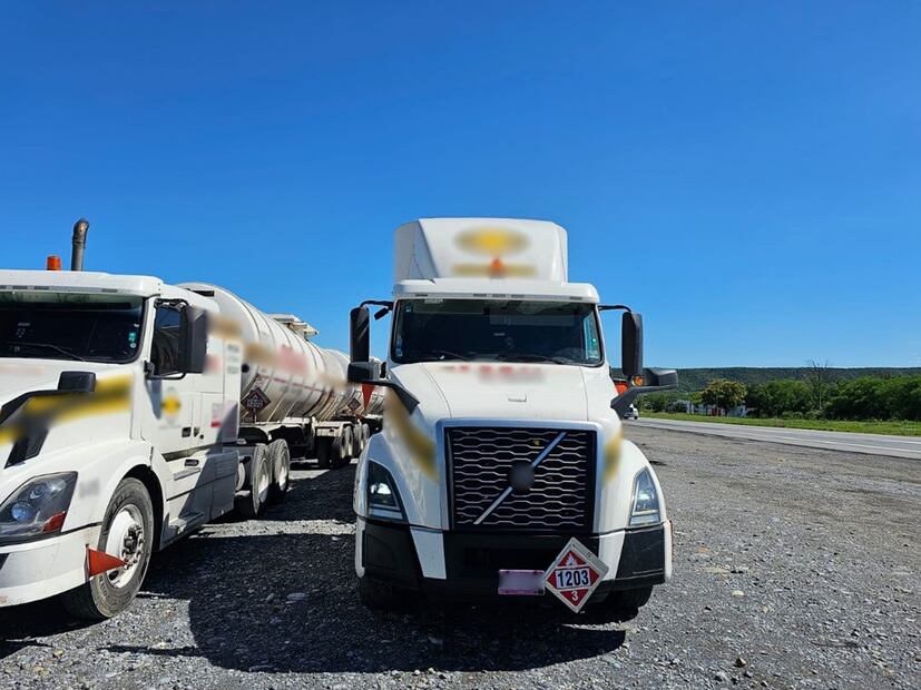 La Guardia Nacional aseguró cuatro tractocamiones con combustible. FOTO: Especial/ EL UNIVERSAL/