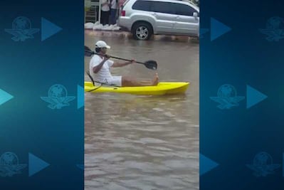 Hombre aprovecha inundación en Los Mochis para pasear en Kayak