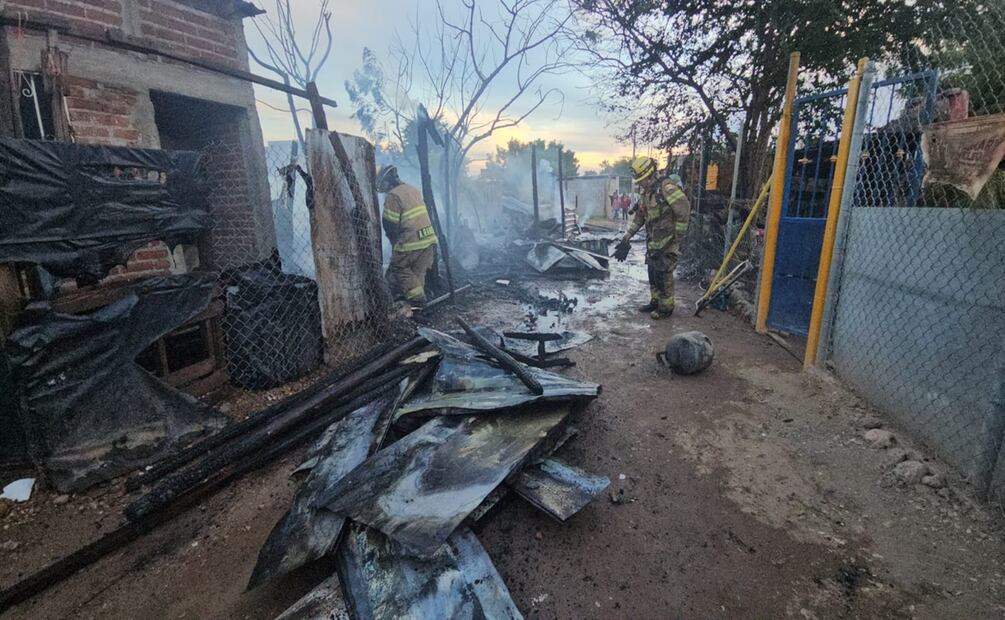 Hombre incendia su vivienda, fuego alcanza otras tres casas en Culiacán; el presunto responsable fue detenido. Foto: Cortesía