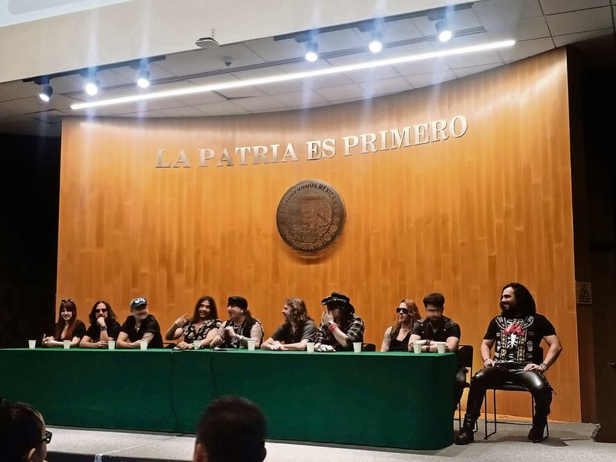 Los reconocimientos para la banda no llegaron a tiempo, lo que les permitió interactuar más tiempo con seguidores y diputados. Foto: de Jorge Emilio Sánchez. El Universal