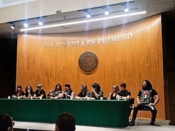 Mägo de Oz, de recibir piedras en shows a premios en el Congreso