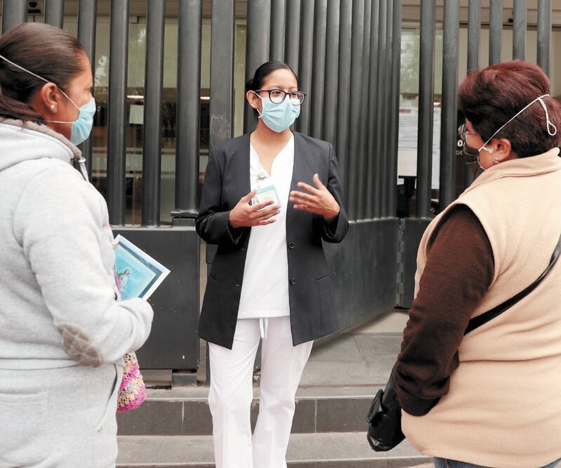 Laura Martínez de la Luz (centro) es una enfermera que, aparte de atender a los pacientes, cumple como mensajera de los familiares con pacientes Covid internados en el Hospital Dr. Manuel Gea González. ADRIANA HERNÁNDEZ. EL UNIVERSAL