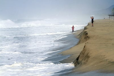 Afecta cultivos en Michoacán y provoca deslaves en Guerrero
