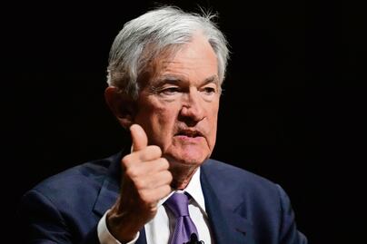 Powell informa que se va a quedar en la junta de la Fed