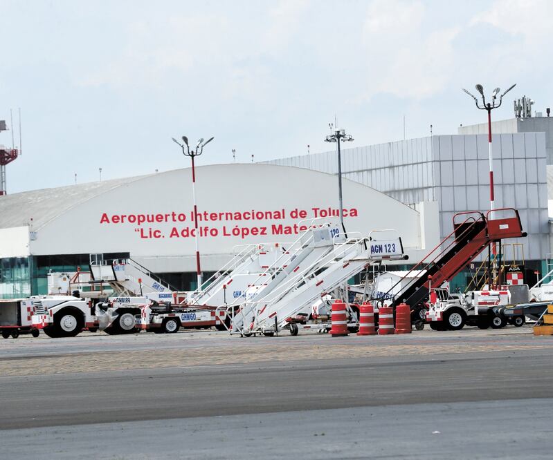 Los vuelos de carga han sostenido la operación del aeropuerto de Toluca ante la suspensión de la actividad comercial. Foto: JORGE ALVARADO. EL UNIVERSAL