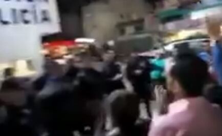 Vecinos echan porras a policías de Tecámac por impedir robo