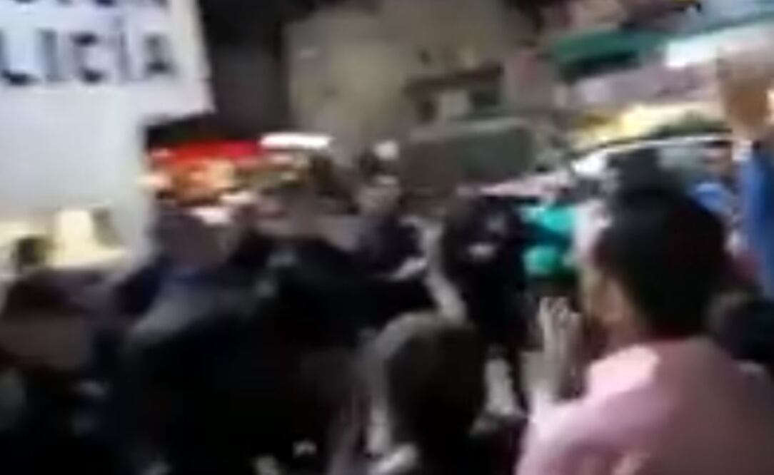 Vecinos echan porras a policías de Tecámac por impedir robo