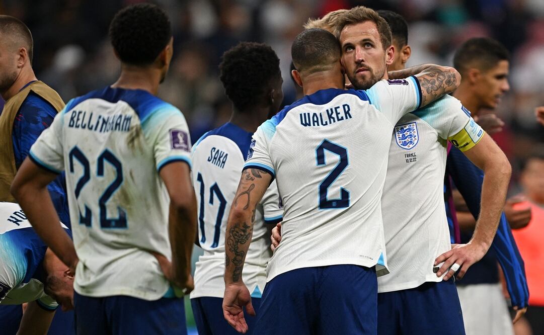 Kyle Walker consolando a Harry Kane al final del partido / Foto: AFP