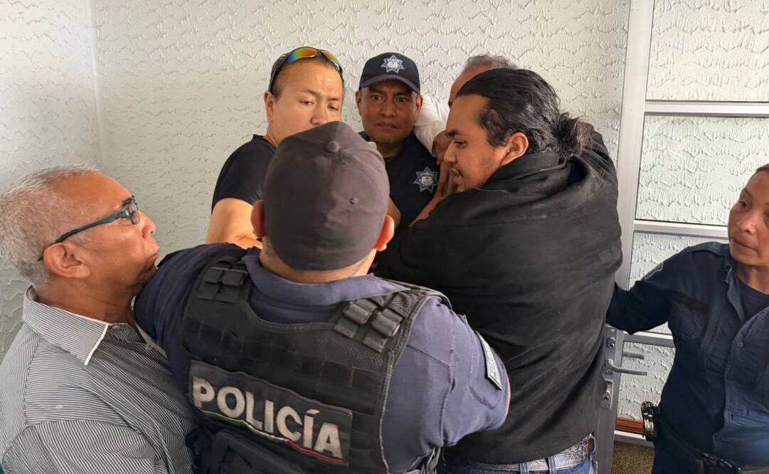 Policías de Hidalgo someten a adulto mayor durante sesión de Cabildo; hombre exigía recuperar organización de una feria.
Foto: Especial.