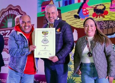 Gobernador de Michoacán entrega el Primer Premio Nacional del Mezcal