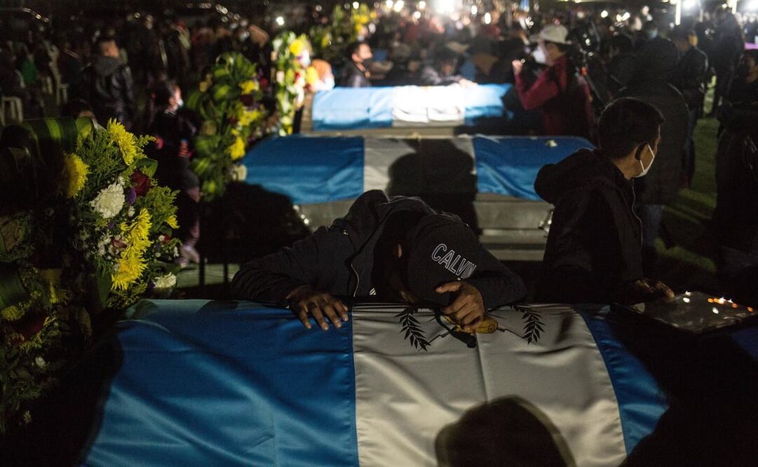 Cientos de hombres y mujeres, entre ellos, sus padres, hermanos (tenía diez), su esposa y dos hijos llevaron flores y fotografías del migrante a su funeral. Foto: EFE