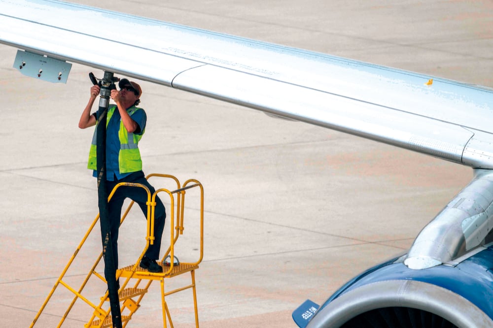 Las aerolíneas destacan que el combustible representa hasta 35% de sus costos operativos. Foto: BRANDON BELL/AFP