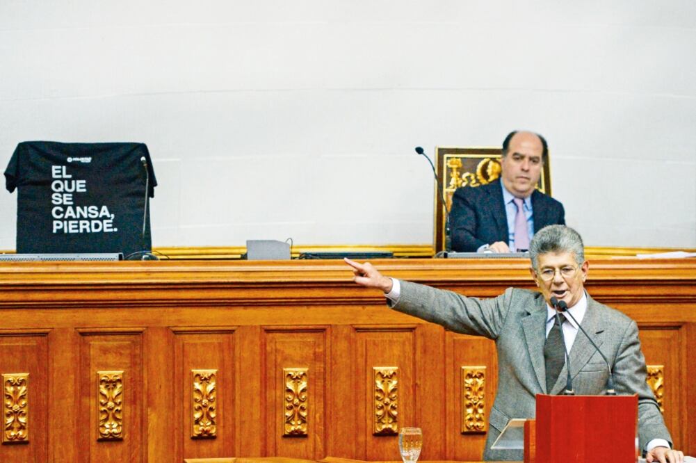 Henry Ramos Allup apunta a la silla vacía del vicepresidente de la Asamblea Nacional, Freddy Guevara, refugiado en la embajada de Chile en Caracas (FEDERICO PARRA. AFP)