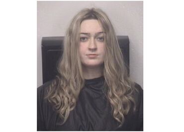 Arrestan a maestra suplente en EU por enviar contenido sexual a sus alumnos